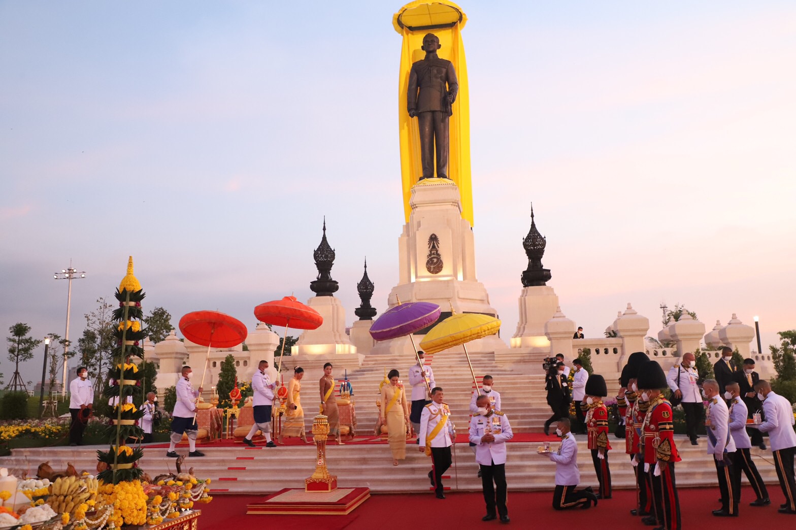 ในหลวง-พระราชินี เสด็จฯทรงเปิดพระบรมราชานุสาวรีย์ รัชกาลที่ 9