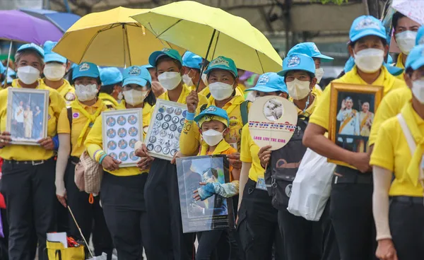 ประมวลภาพ พสกนิกรเฝ้าฯรับเสด็จ ในหลวง-พระราชินี ทรงเปิดพระบรมราชานุสาวรีย์ ร.9